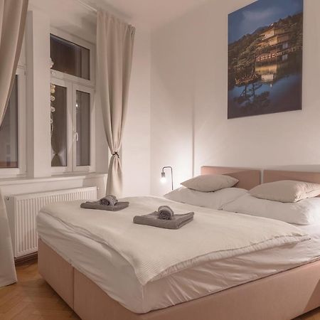 Skolska Junior Apartment Praha Bagian luar foto
