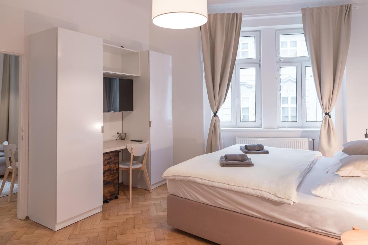 Skolska Junior Apartment Praha Bagian luar foto